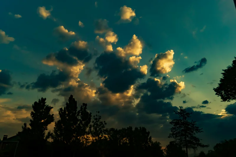 Teal plava površina s tamnim naslovom